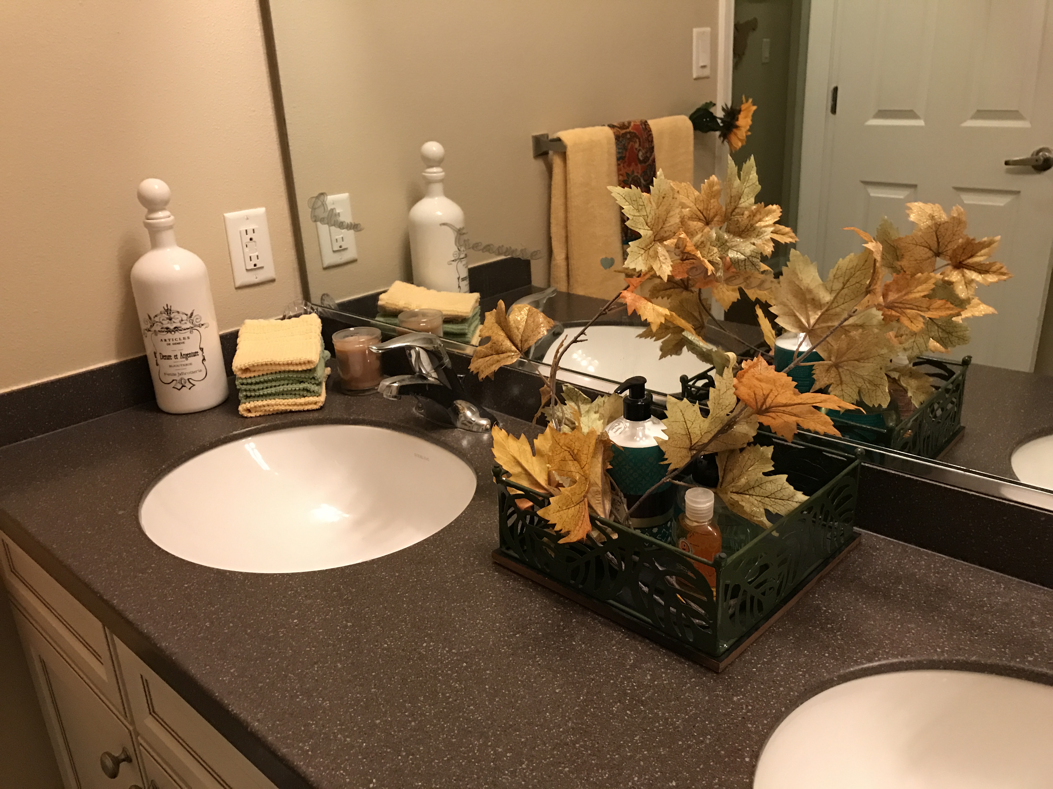 Accents on the sink were featured in green and yellow. The tray features soap and lotion buried in green and yellow leaves. This is a whole stem and the steam was twisted in the needed direction.